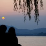 中国の湖とカップル