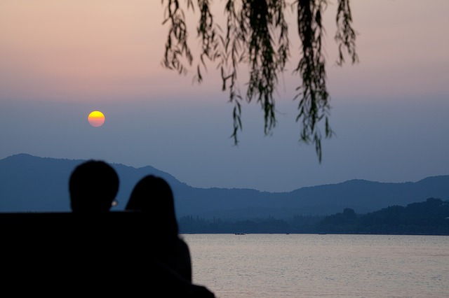 中国の湖とカップル