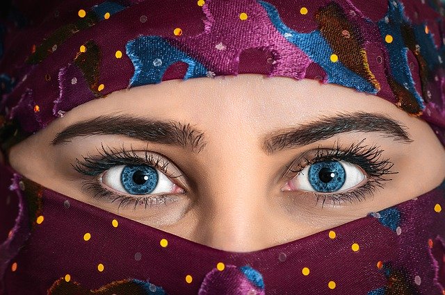 スカーフを囲んだ女性の眼